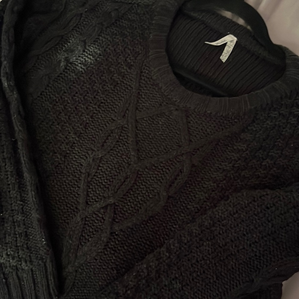Black Knited Cropped Sweater